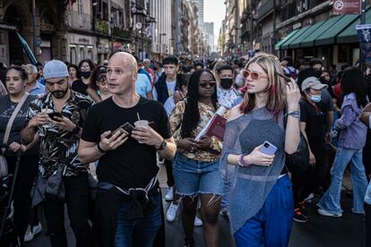 turistas caminando por la calle de Madero en la Ciudad de México.