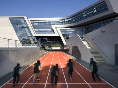 Acceso a la escuela Evelyn Grace diseñada por Zaha Hadid en Brixton, Londres.