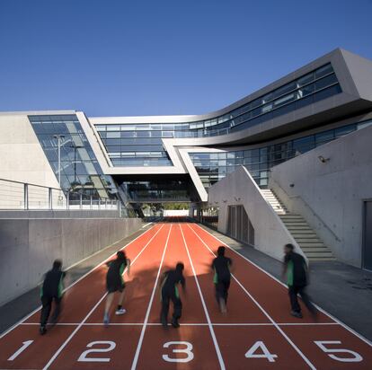 Acceso a la escuela Evelyn Grace diseñada por Zaha Hadid en Brixton, Londres.