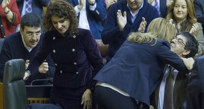 Díaz abraza a Valveras, tras la aprobación final del Presupuesto.