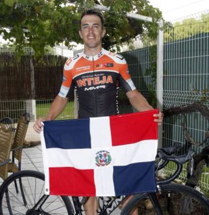 Mil&aacute;n, con la bandera de Rep&uacute;blica Dominicana en su casa de El Campello.