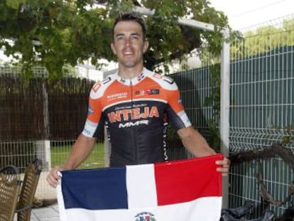 Mil&aacute;n, con la bandera de Rep&uacute;blica Dominicana en su casa de El Campello.