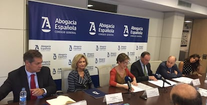 De izquierda a derecha, Gregorio García (director de colectivos Santander España), Rosalina Díaz (presidenta de Wolters Kluwer España), Victoria Ortega (presidenta del CGAE), Antonio Morán (presidente de la Comisión de Justicia Gratuita del CGAE) y José Juan Toharia (presidente de Metroscopia),