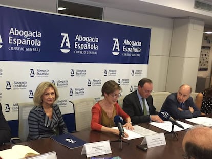 De izquierda a derecha, Gregorio García (director de colectivos Santander España), Rosalina Díaz (presidenta de Wolters Kluwer España), Victoria Ortega (presidenta del CGAE), Antonio Morán (presidente de la Comisión de Justicia Gratuita del CGAE) y José Juan Toharia (presidente de Metroscopia),