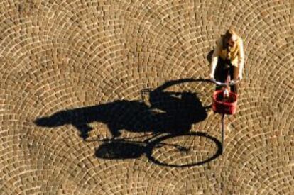 Una ciclista en Ferrara.