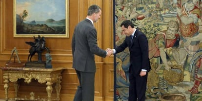 Felipe VI recibe al presidente de la Junta, Juan Manuel Moreno, en La Zarzuela en enero de 2019.