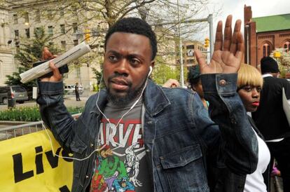 William Stewart, un amigo del fallecido, protesta frente al Ayuntamiento de Baltimore el lunes.