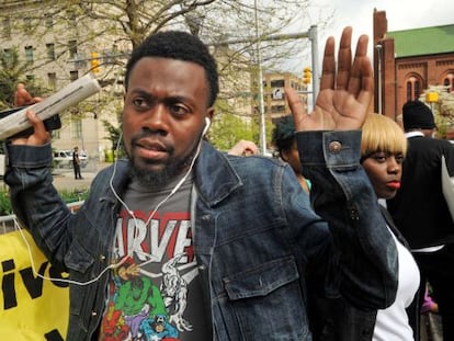 William Stewart, un amigo del fallecido, protesta frente al Ayuntamiento de Baltimore el lunes.