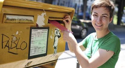 La candidata para presidir la Comisión Europea por los Verdes, Ska Keller vota por correo en Berlín, Alemania.