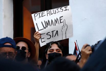 Una mujer sostiene un cartel contra el gobernador de Puerto Rico, Pedro Pierluisi, durante la manifestación en contra de Luma Energy, el 25 de agosto de 2022, en San Juan.