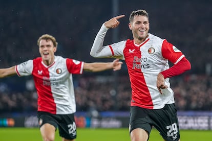 Santiago Giménez celebra un gol con el Feyenoord frente a la Lazio, en la Champions League.