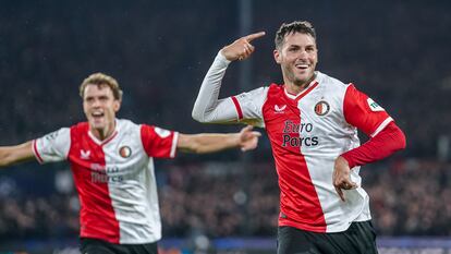 Santiago Giménez celebra un gol con el Feyenoord frente a la Lazio, en la Champions League.