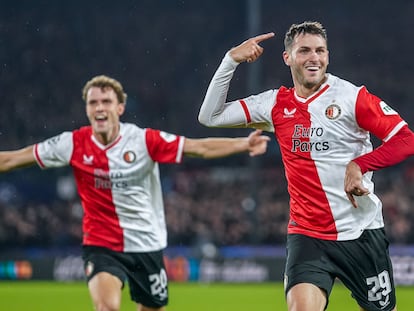 Santiago Giménez celebra un gol con el Feyenoord frente a la Lazio, en la Champions League.