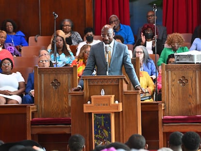 El senador Raphael Warnock, durante un servicio en la iglesia Ebenezer, en el centro de Atlanta, de la que es pastor.