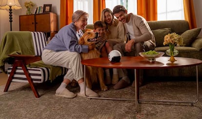 Familia con el Enabot EBO Max FamilyBot