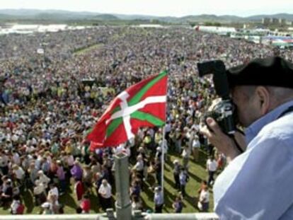 Decenas de miles de personas han acudido al <i>Alderdi Eguna</i> (Día del Partido), que el PNV ha celebrado en Vitoria.