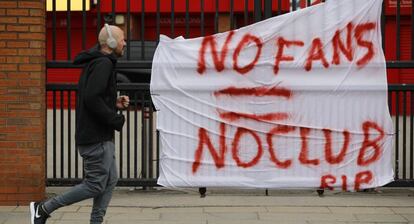 Una pancarta contra la Superliga en los exteriores del estadio del Liverpool.