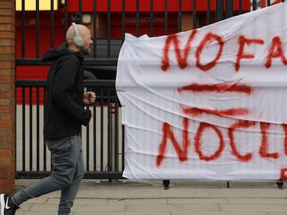 Una pancarta contra la Superliga en los exteriores del estadio del Liverpool.