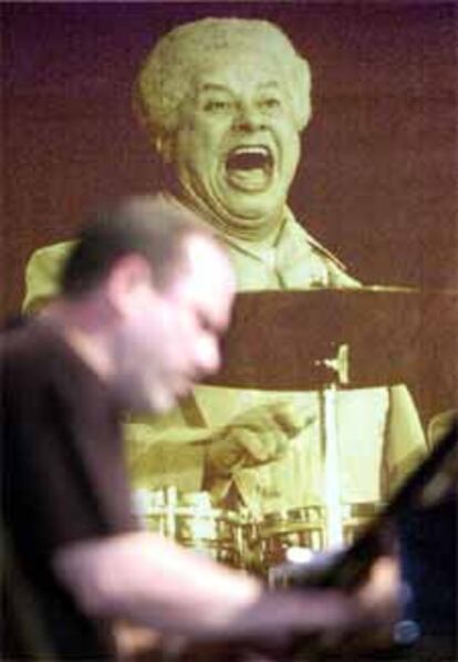 Una imagen de Tito Puente presidió el concierto en su honor con el que se cerró el Jazzaldia donostiarra.