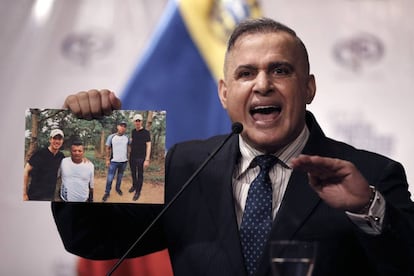 El fiscal general de Venezuela, Tarek William Saab, muestra las fotos de Guaidó.