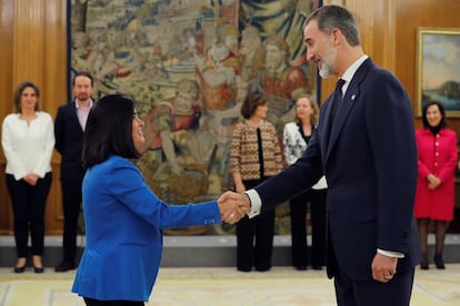 La nueva ministra de Política Territorial y Función Pública, Carolina Darias (a la izquierda), saluda al rey Felipe tras la jura de su cargo.