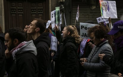 En alrededor de 40 ciudades y municipios, se han celebrado manifestaciones a lo largo de toda la mañana, a las que se suman las movilizaciones que tuvieron lugar el sábado en una veintena de ciudades y municipios. En la imagen, algunos de los manifestantes en la marcha de Madrid.