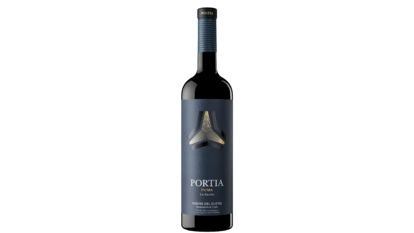 Una de las grandes joyas de la bodega, Portia Prima es un vino equilibrado y estructurado, con notas de vainilla, frutos negros y cacao, que ha recibido 93 puntos James Suckling y 91 en la Guía Peñín.