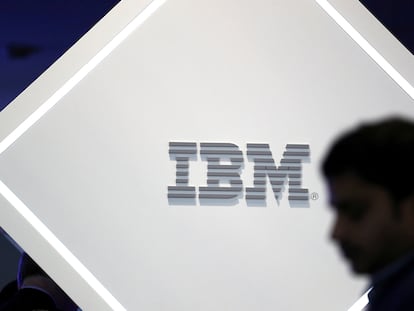 Un hombre sentado al lado del logo de IBM en un congreso de Barcelona