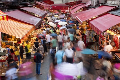 El bazar al aire libre entre Queen’s Road East y Johnston Road está lleno de compradores y vehículos aparcados. También hay muchos mercadillos en Cross St y Wan Chai Road, todos llenos de posibles oportunidades. En Tai Yuen St, por ejemplo, se venden peces dorados y ropa interior de abuelo, pero es más conocida por sus jugueterías antiguas. Spring Garden Lane y Wan Chai Road son una cueva del tesoro llena de puestos curiosos que venden de todo, desde especias a gadgets electrónicos.