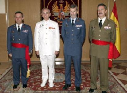 El jefe de Estado Mayor de la Defensa, José Julio Rodríguez, junto al adjunto para Operaciones del Jefe de Estado Mayor del Mando de Operaciones general de Brigada del Ejército del Aire Rafael Sánchez Ortega, jefe de Estado Mayor del Mando de Operaciones contralmirante de la Armada Teodoro Esteban López Calderón y el general de División del Ejército de Tierra Jaime Domínguez Buj.