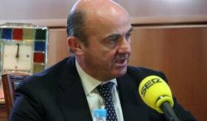 Imagen de facilitada por la Cadena SER del ministro de Economía, Luis de Guindos, durante la entrevista con esta emisora.