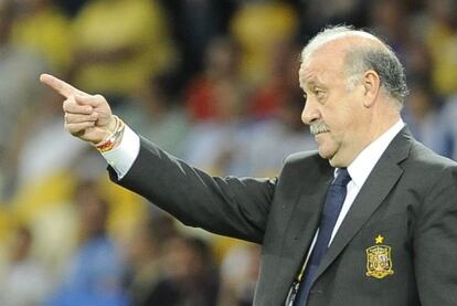 Vicente del Bosque signals an instruction during the final against Italy.