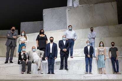 El equipo artístico de las óperas ‘Cavalleria rusticana’ y ‘Pagliacci’ y el director del Palau de les Arts, Jesús Iglesias.