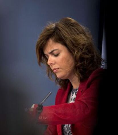 La vicepresidenta Soraya Saenz de Santamaria en un momento de la conferencia de prensa tras el Consejo de Ministros