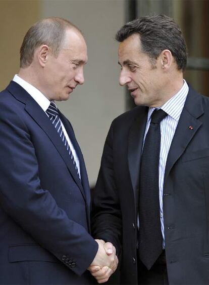 Nicolas Sarkozy saluda a Vladímir Putin a su llegada al Elíseo.