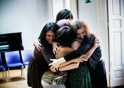 Todo comenzó en un taller de teatro en la Asociación Española de Transexuales - Transexualia. Lo que en principio era una actividad más, se acabó convirtiendo en un texto que tenía la solidez suficiente como para ser llevado a los escenarios. Camilo Vásquez, el director, fue el encargado de escribir la obra con los episodios que Nayra, Ángela, Inca Princess y María Alejandra, las cuatro participantes, le iban narrando sobre sus complejas vidas. Así surgió 'Transrealidades', una pieza de teatro documental 100% real, ya que todo lo que se muestra delante de los espectadores es parte de los sueños, los dramas y las alegrías de estas actrices 'amateurs', mujeres que nacieron siendo hombres, que lo interpretan. En la imagen, un momento de los primeros ensayos, cuando todavía no estaban decididas las intérpretes finales de la obra.