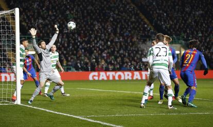 El portedro del Celtic Craig Gordon para un gol del FC Barcelona.