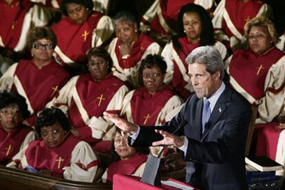 John Kerry, rodeado del coro, se dirige a los fieles de la Iglesia Baptista del Monte Sión en Cleveland (Ohio).