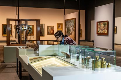 SANTIAGO, CHILE – 1 DE AGOSTO:
La pinacoteca del Banco Central se presenta por primera vez al público, saliendo de sus tradicionales recintos para exhibirse en el Centro Cultural La Moneda. La muestra, titulada Reflejos de Chile. Un siglo del Banco Central, estará abierta al público a partir del próximo 6 de agosto.
En la imagen: Una integrante del equipo de montaje ajusta los últimos detalles antes de la inauguración de la muestra Reflejos de Chile.
Foto: Cristian Soto Quiroz / El País