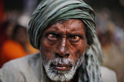 Un dalit durante una protesta frente al Parlamento indio en Nueva Deli. Un dalit es una persona que, de acuerdo con las creencias hindúes tradicionales, se considera fuera de las cuatro varnas o castas.