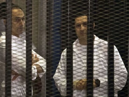 Gamal, izquierda, y Alaa Mubarak, durante el juicio en 2013.