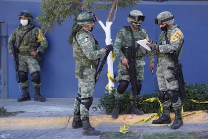 Militares acordonan la zona donde se registró un enfrentamiento, en Zapopan, en febrero de este año.