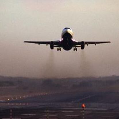 Un avión en pleno despegue.