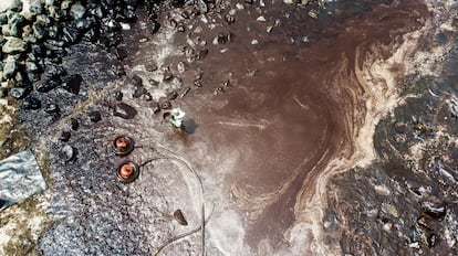 El derrame fue provocado por el buque de bandera italiana Mare Doricum que descargaba crudo en el Terminal de Boyas No.2 de la Refinería La Pampilla.