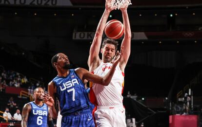 Kevin Durant y Pau Gasol en una acción del partido de baloncesto entre Estados Unidos y España en el Saitama Super Arena.