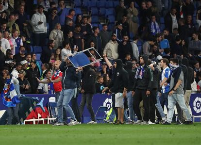 Ultras del Espanyol invaden el terreno de juego del RCDE Stadium para evitar la celebración del título de Liga logrado por el Barcelona.