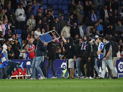 Ultras del Espanyol invaden el terreno de juego del RCDE Stadium para evitar la celebración del título de Liga logrado por el Barcelona.