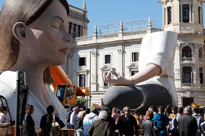 La falla del Ayuntamiento de Valencia sin acabar de montar se quemará sin público y no dirán día ni hora.