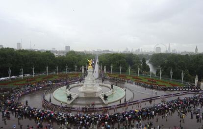 Las atletas corren alrededor del monumento a la reina Victoria, en frente de Buckingham Palace.
