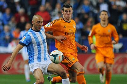 Amrabat puja por el balón ante Bale.